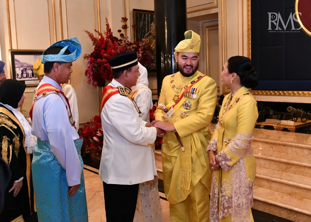 Ayu Berkebaya Songket Labuh, RMS Bahagia Datin Paduka Seri Afzaa Fadini Di Sisi Sempena Hari Keputeraan Sultan Selangor!