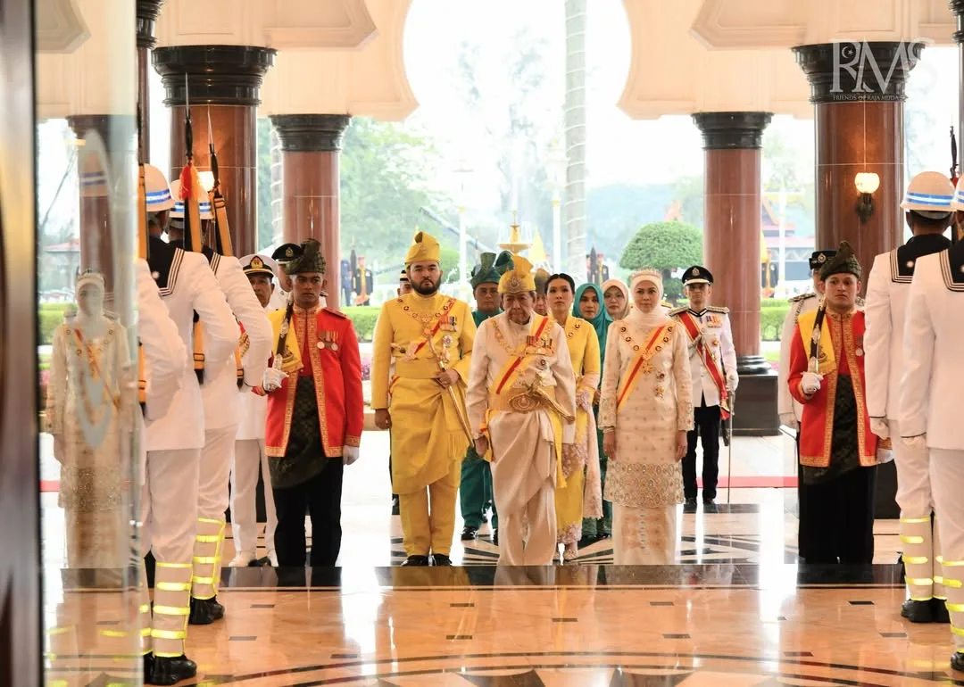 Ayu Berkebaya Songket Labuh, RMS Bahagia Datin Paduka Seri Afzaa Fadini Di Sisi Sempena Hari Keputeraan Sultan Selangor!