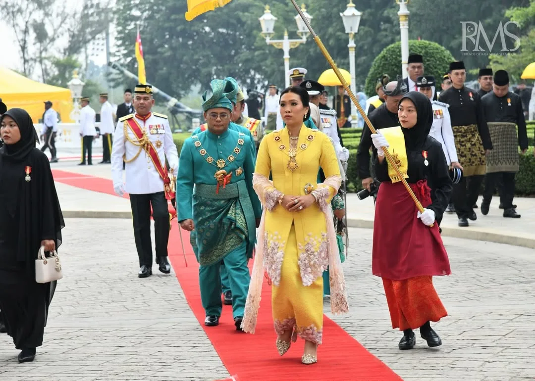 Ayu Berkebaya Songket Labuh, RMS Bahagia Datin Paduka Seri Afzaa Fadini Di Sisi Sempena Hari Keputeraan Sultan Selangor!