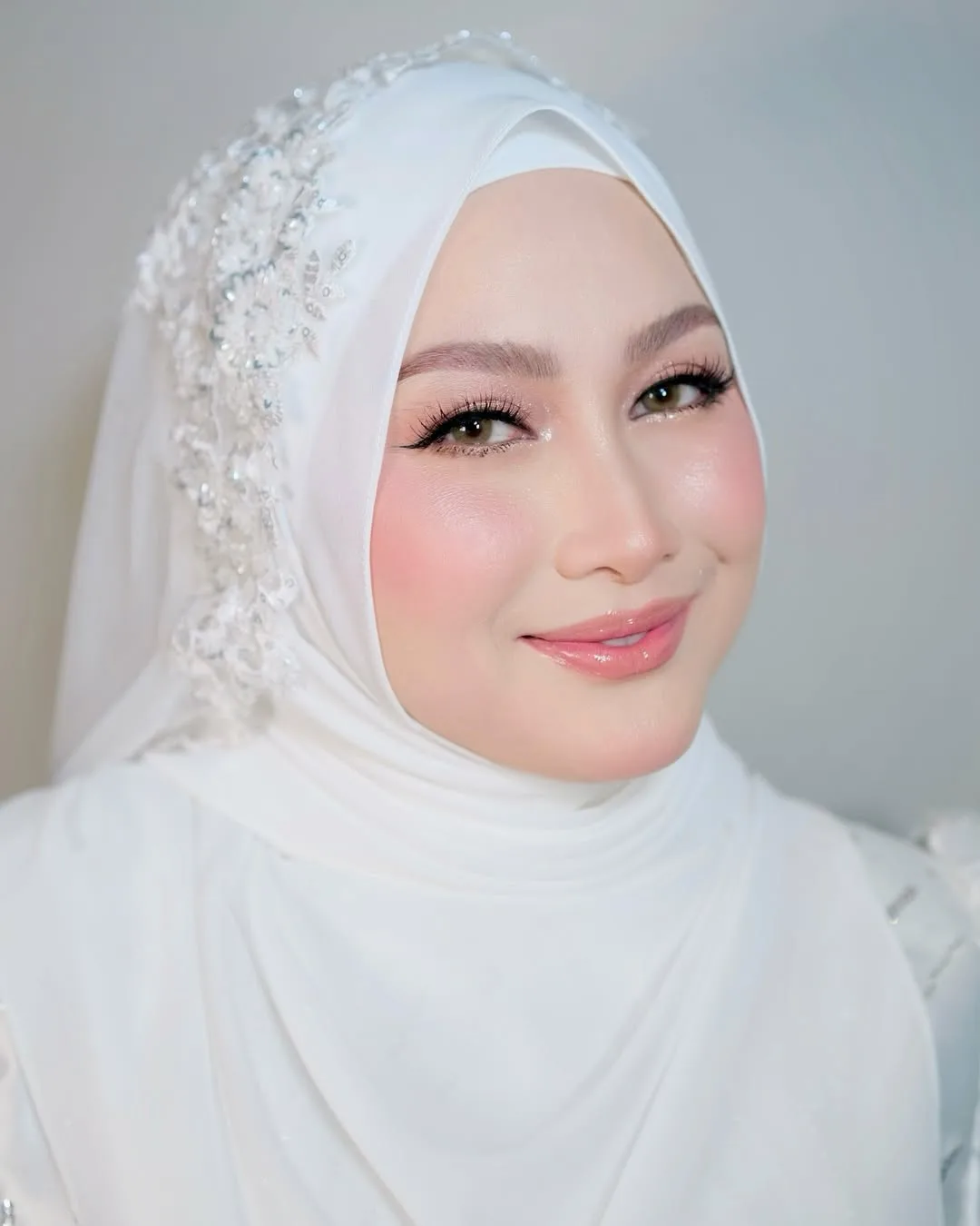 Terpikat Raut Wajah Cantik & Kulit Mulus Jue Aziz, Usia Perkahwinan Cecah Setahun Jelitawan Ini Kian Bahagia!