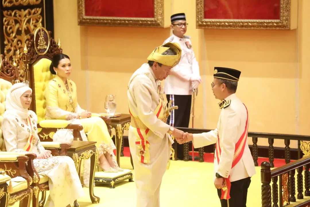 Ayu Berkebaya Songket Labuh, RMS Bahagia Datin Paduka Seri Afzaa Fadini Di Sisi Sempena Hari Keputeraan Sultan Selangor!