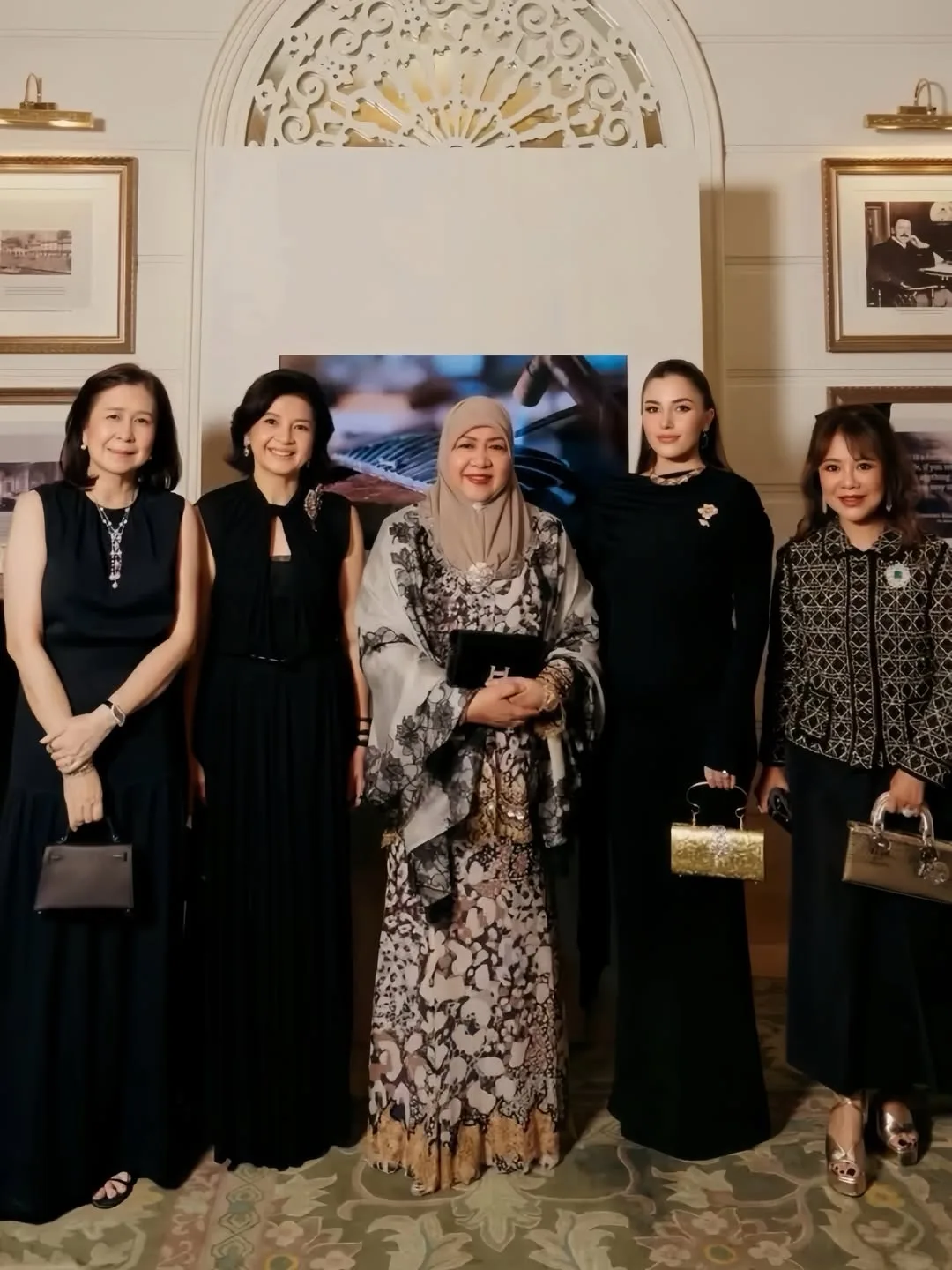 Setia Busana Hitam Klasik, Gaya Maternity YAM Pengiran Anak Isteri Anisha Rosnah Serlah Seri Ibu Hamil 11 Setia Busana Hitam Klasik, Gaya Maternity YAM Pengiran Anak Isteri Anisha Rosnah Serlah Seri Ibu Hamil