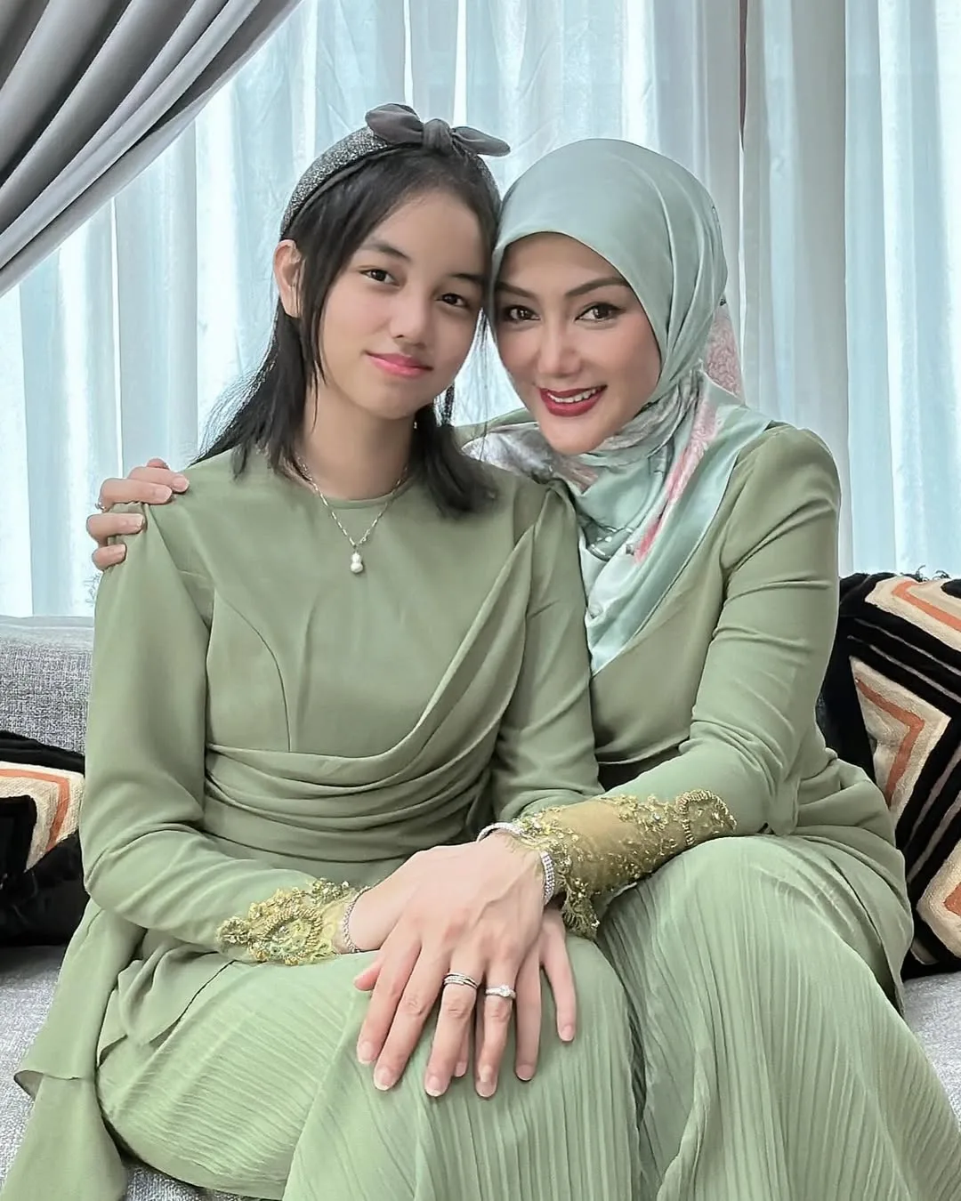 ‘Mr E’ Berjaya Pikat Hati Erra Fazira, Primadona Jelita Ini Umum Nikah 12 Disember, “Ini Berkat Doa Semua!” 15 ‘Mr E’ Berjaya Pikat Hati Erra Fazira, Primadona Jelita Ini Umum Nikah 12 Disember, “Ini Berkat Doa Semua!”