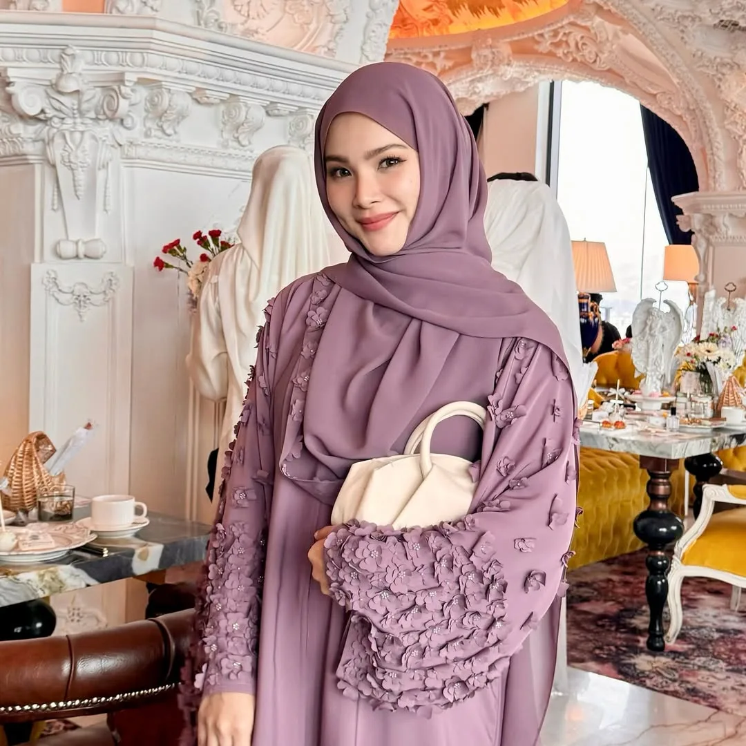 Usahawan Tudung & Ibu 3 Anak, Kejelitaan Leuniey Natasha Isteri Pemain Bola Sepak Ini Tarik Perhatian!