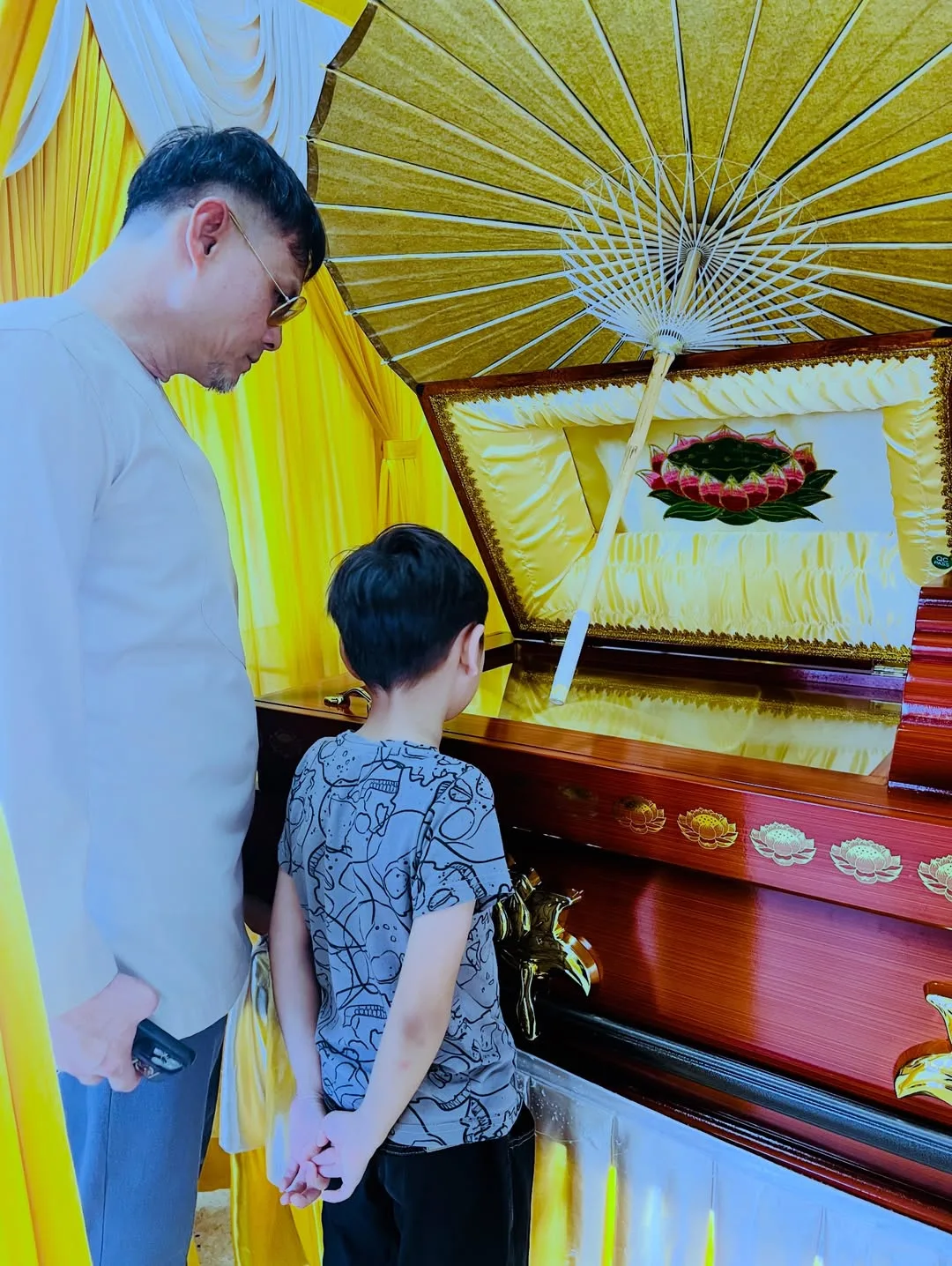 Ibu Adam Corrie Meninggal Dunia, “Walau Saya & Ibu Berlainan Agama, Saya Tetap Di Sisi Hingga Akhirnya.”