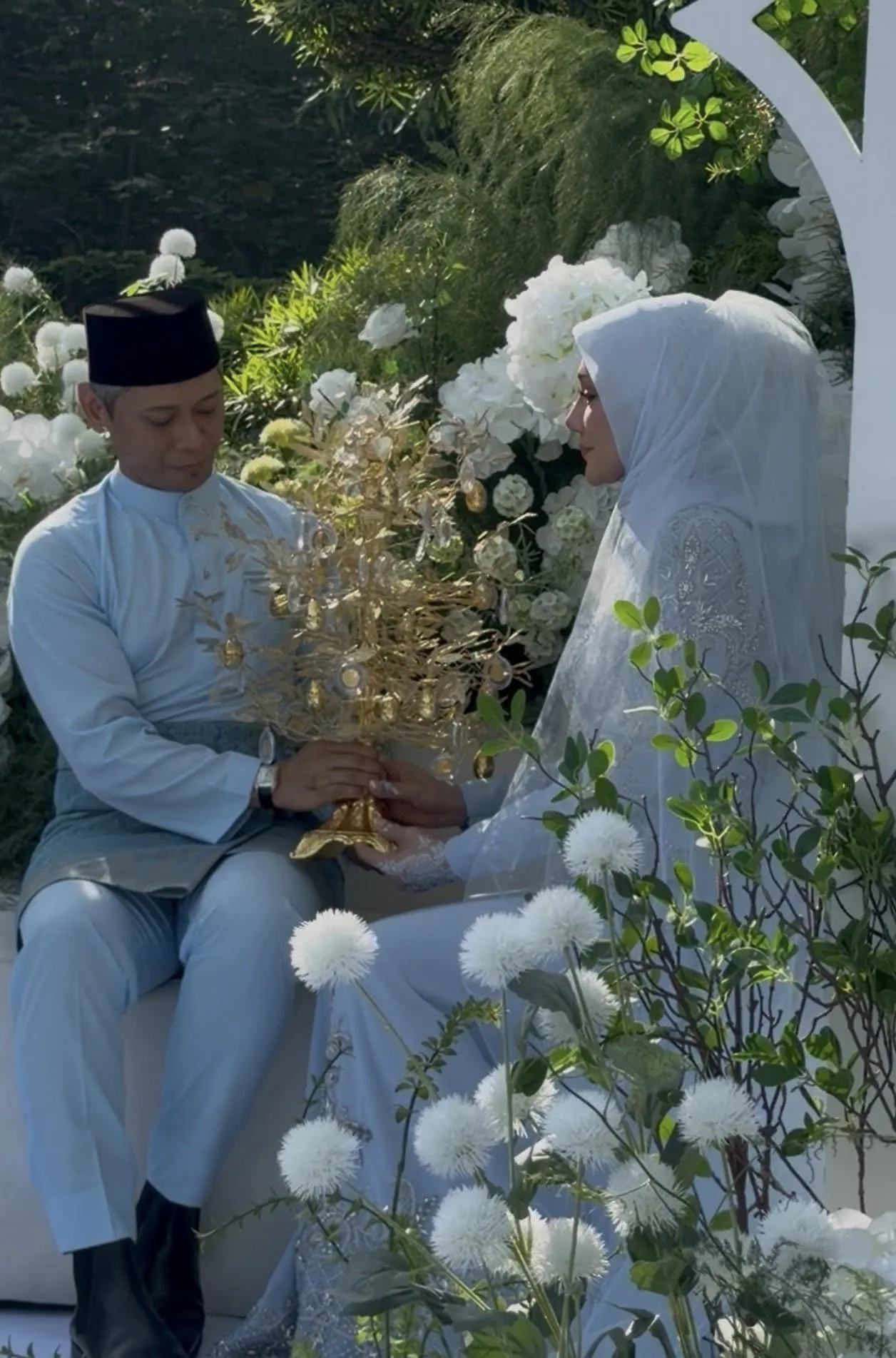 24 Dinar Emas Atau 102 Gram Jadi Mas Kahwin, ‘Sepohon’ Bunga Emas Jadi Tarikan ‘Wedding’ Erra Fazira & Mr E!