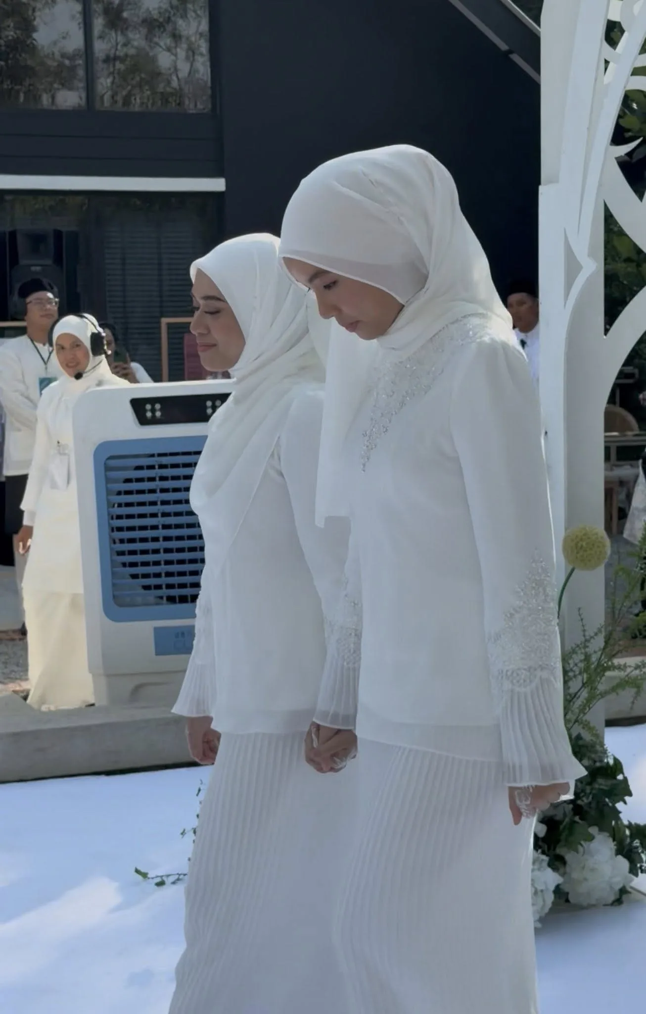 24 Dinar Emas Atau 102 Gram Jadi Mas Kahwin, ‘Sepohon’ Bunga Emas Jadi Tarikan ‘Wedding’ Erra Fazira & Mr E!