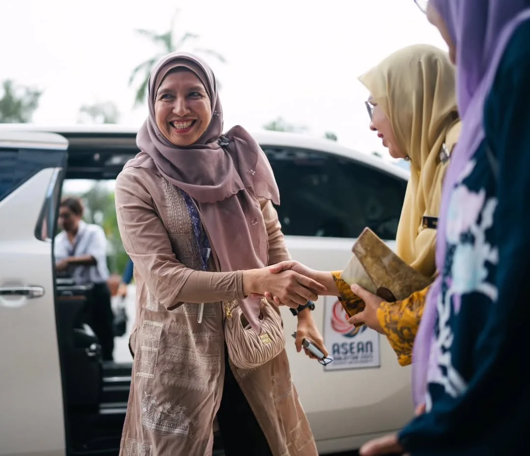 Aktif Bersenam & Fit Usia Lewat 50an, Terpikat Sisi Sederhana Datin Seri Zurwati Haslinda, Isteri Datuk Seri Johari Ghani!