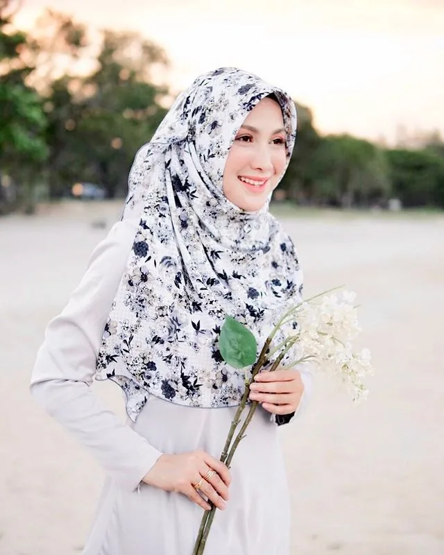 Terpikat Raut Wajah Cantik & Kulit Mulus Jue Aziz, Usia Perkahwinan Cecah Setahun Jelitawan Ini Kian Bahagia!