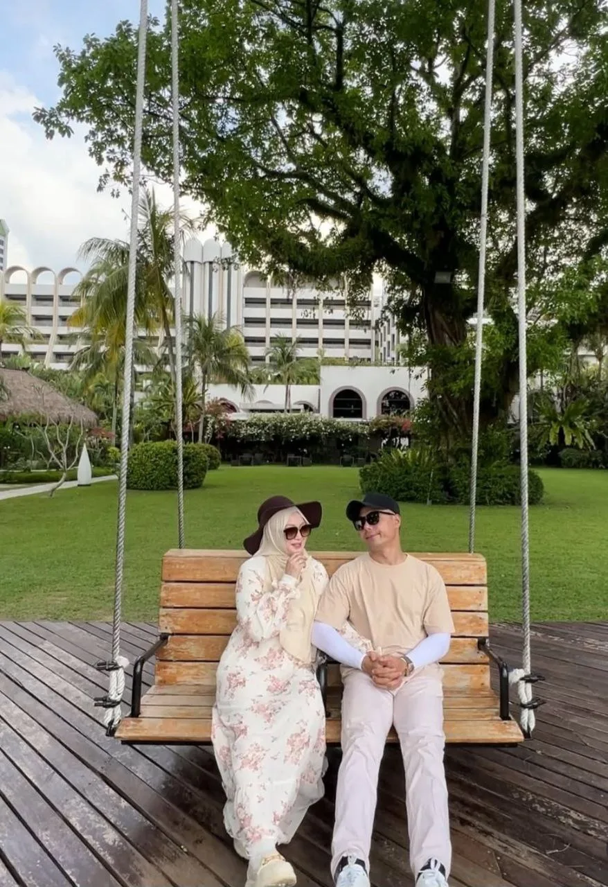 Terpikat Raut Wajah Cantik & Kulit Mulus Jue Aziz, Usia Perkahwinan Cecah Setahun Jelitawan Ini Kian Bahagia! 11 Terpikat Raut Wajah Cantik & Kulit Mulus Jue Aziz, Usia Perkahwinan Cecah Setahun Jelitawan Ini Kian Bahagia!