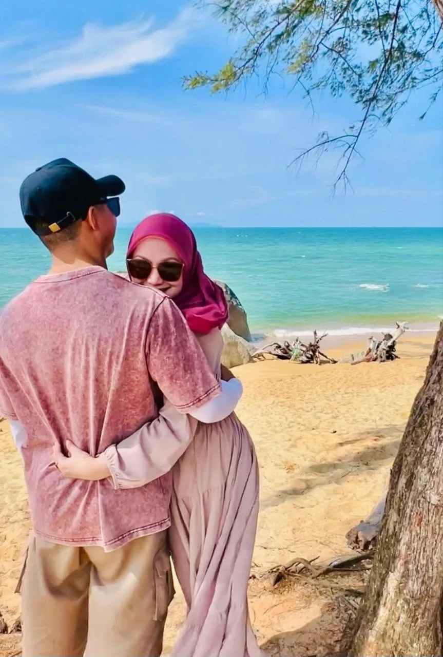 Terpikat Raut Wajah Cantik & Kulit Mulus Jue Aziz, Usia Perkahwinan Cecah Setahun Jelitawan Ini Kian Bahagia!