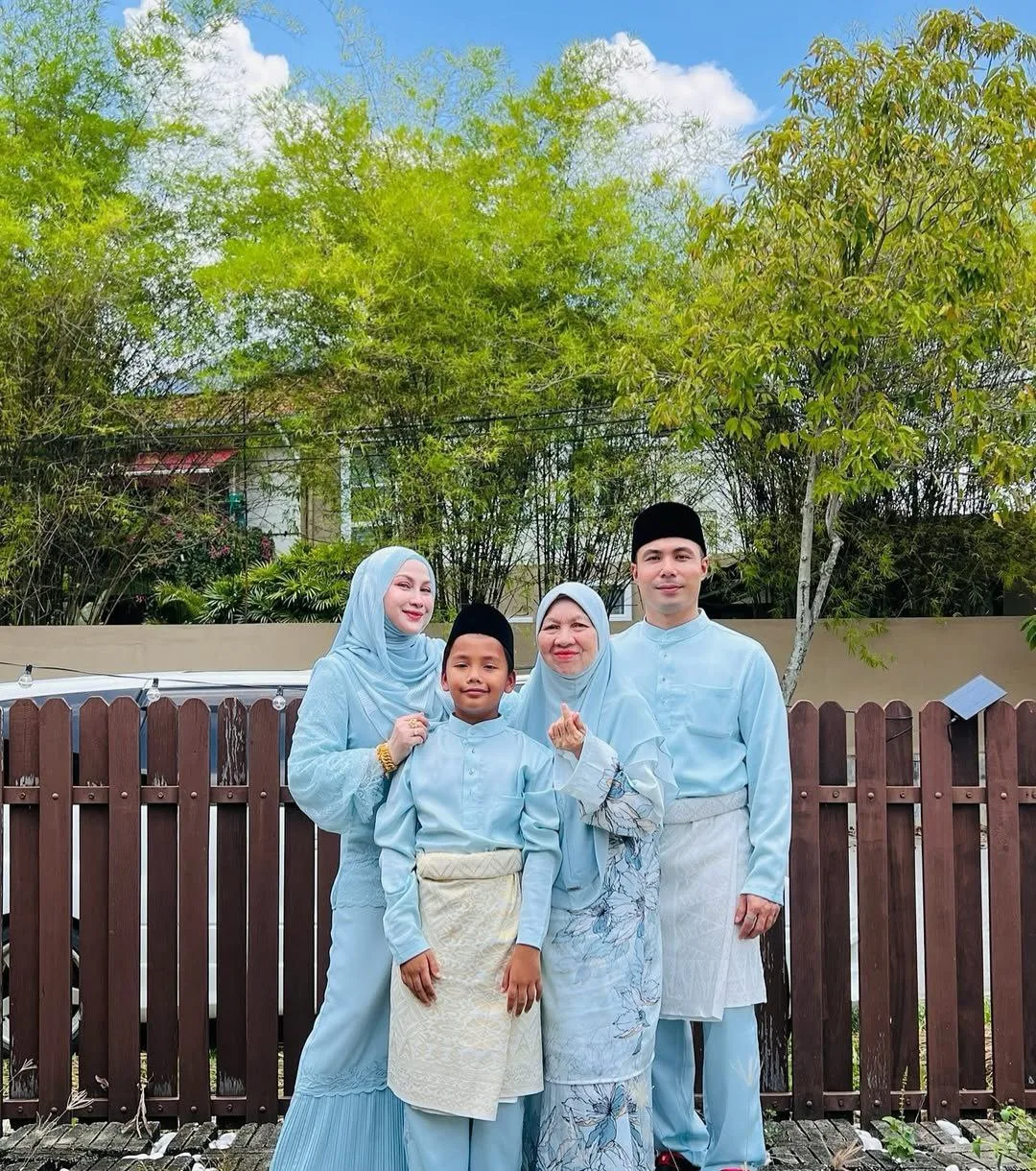 Terpikat Raut Wajah Cantik & Kulit Mulus Jue Aziz, Usia Perkahwinan Cecah Setahun Jelitawan Ini Kian Bahagia! 15 Terpikat Raut Wajah Cantik & Kulit Mulus Jue Aziz, Usia Perkahwinan Cecah Setahun Jelitawan Ini Kian Bahagia!