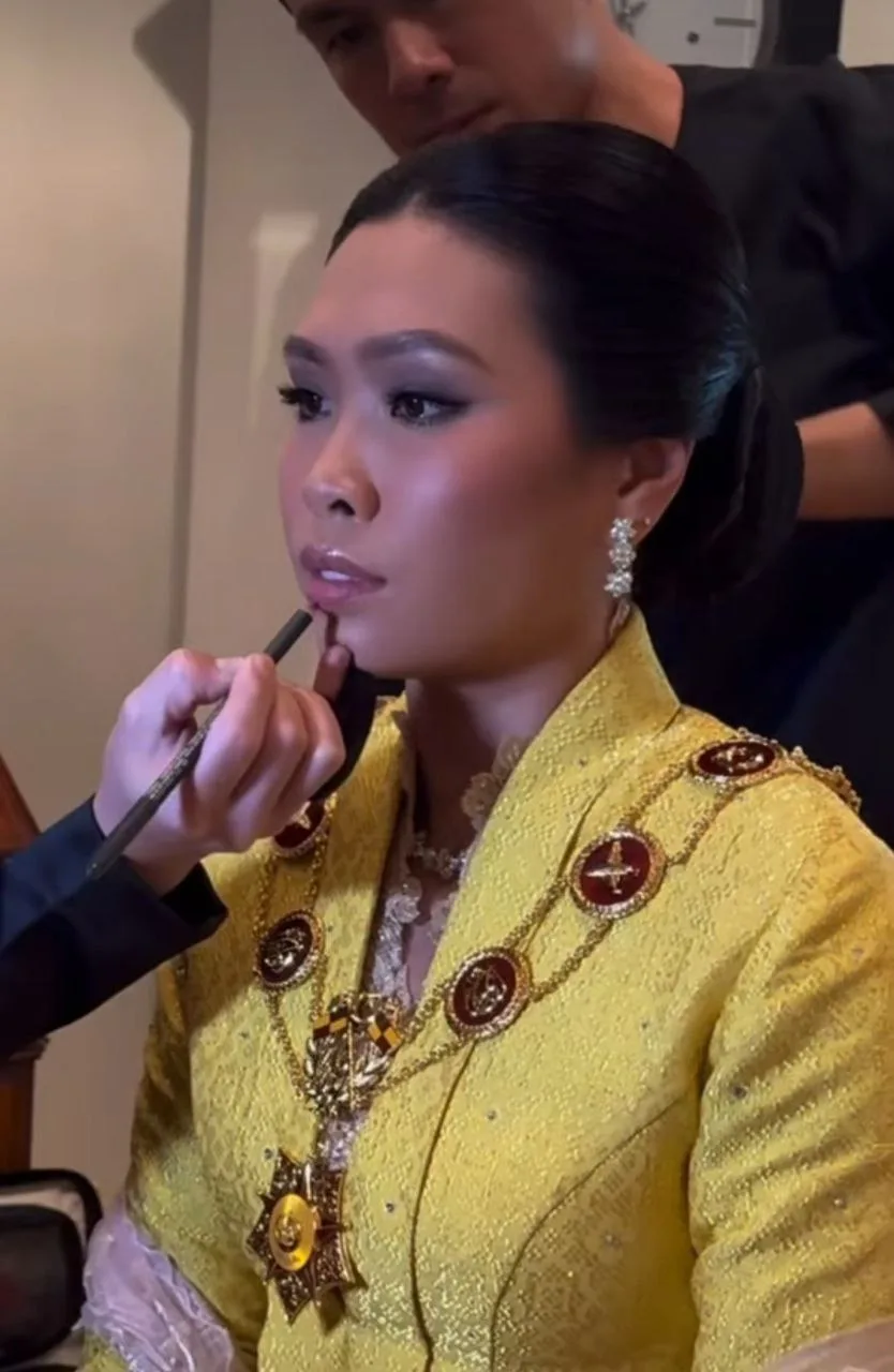 Ayu Berkebaya Songket Labuh, RMS Bahagia Datin Paduka Seri Afzaa Fadini Di Sisi Sempena Hari Keputeraan Sultan Selangor!