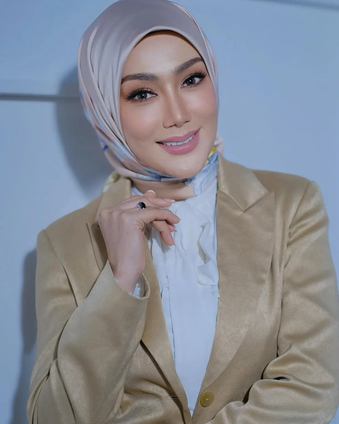 ‘Mr E’ Berjaya Pikat Hati Erra Fazira, Primadona Jelita Ini Umum Nikah 12 Disember, “Ini Berkat Doa Semua!” 9 ‘Mr E’ Berjaya Pikat Hati Erra Fazira, Primadona Jelita Ini Umum Nikah 12 Disember, “Ini Berkat Doa Semua!”