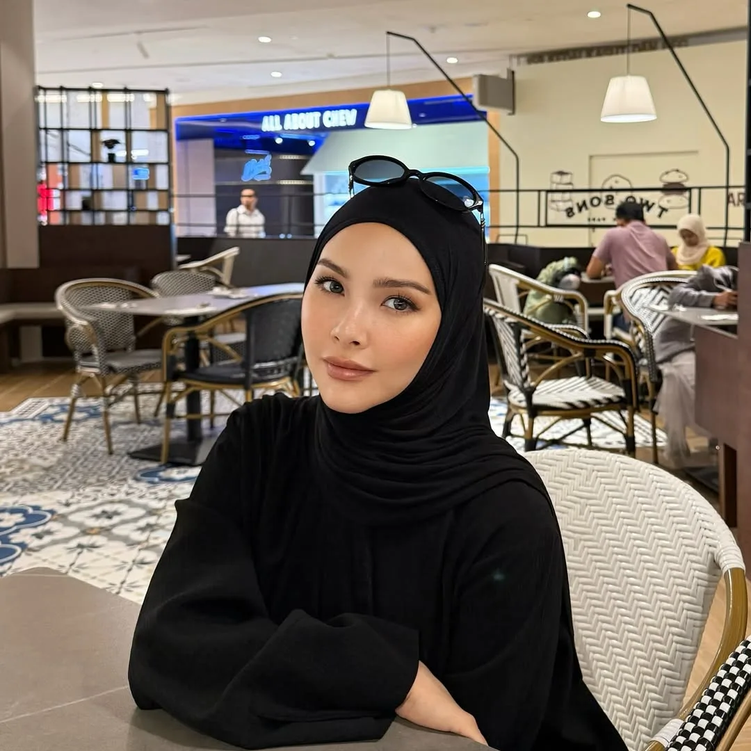 Usahawan Tudung & Ibu 3 Anak, Kejelitaan Leuniey Natasha Isteri Pemain Bola Sepak Ini Tarik Perhatian!