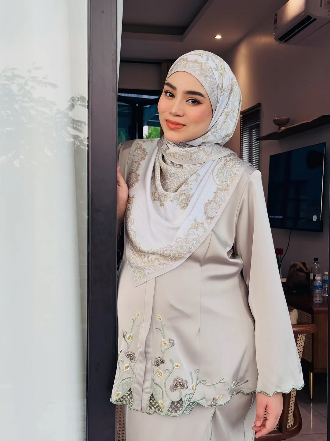 “King Number 3 Has Arrived,” Uyaina Arshad Timang Anak Lelaki! Foto ‘Slay’ Lepas Bersalin Curi Tumpuan