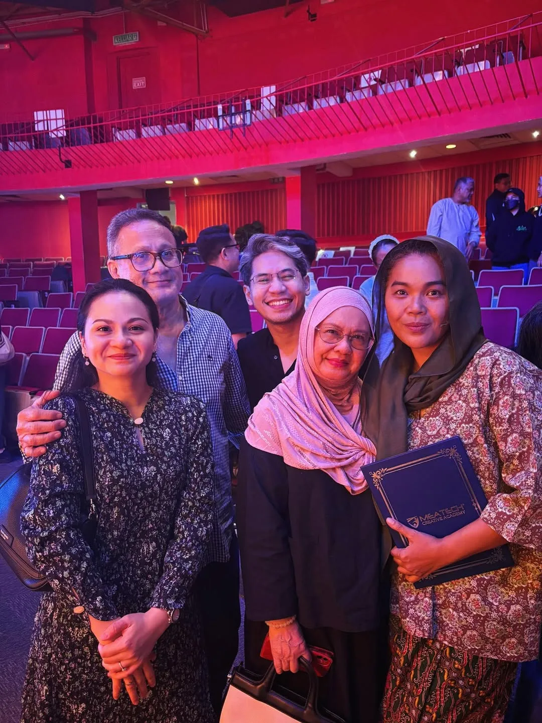 Bersengkang Mata Sambung Belajar, Kerja & Urus 3 Anak, Farah Ahmad Genggam Diploma Kemahiran Malaysia Jadi Inspirasi!