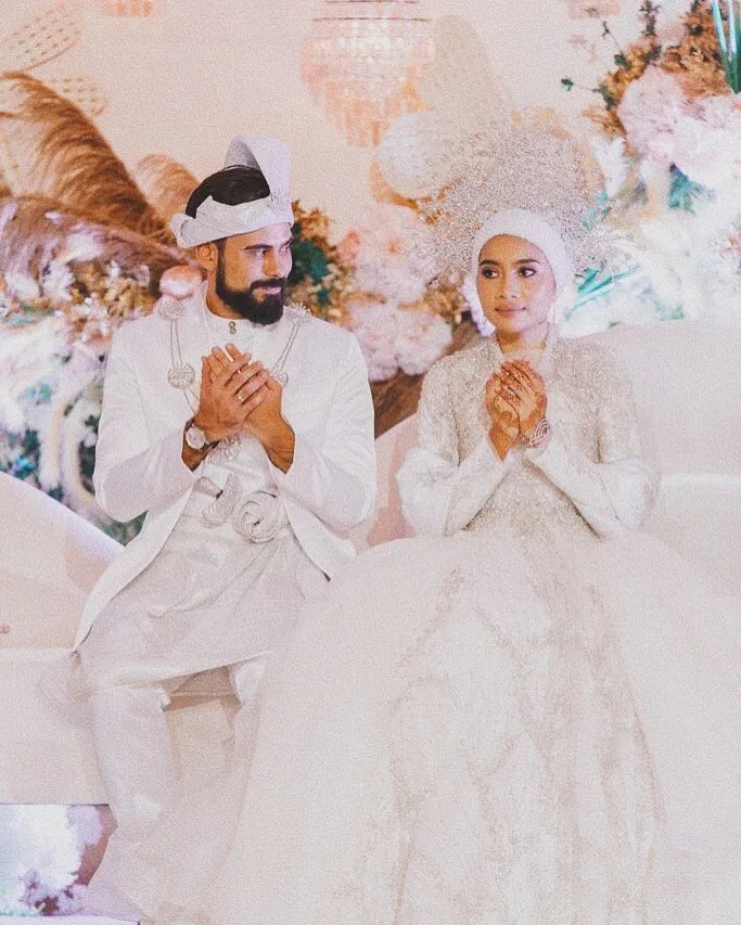 “Growing Younger With My Life Partner,” Rai Anniversary Ke-8, Yuna & Adam Bahagia Layari Rumah Tangga!