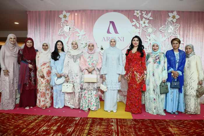 Baju Raya Strawberry Matcha, Teal & Lime Green Bakal Warnai Aidilfitri 2026, Ilham dari Pentas Ariani 11 Baju Raya Strawberry Matcha, Teal & Lime Green Bakal Warnai Aidilfitri 2026, Ilham dari Pentas Ariani