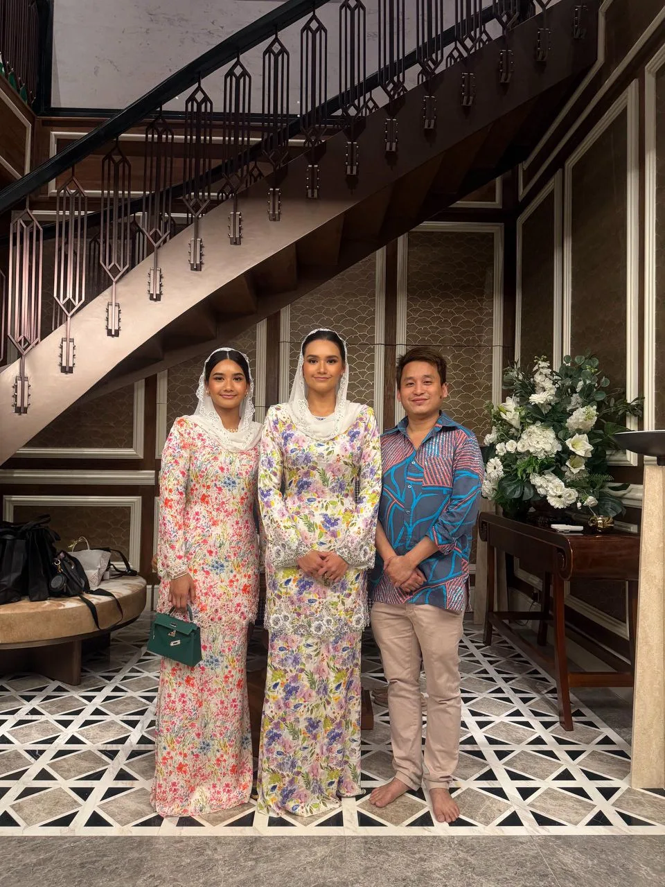 Pesona Diraja Sultanah Terengganu & Anakanda Puteri Dalam Kurung Sutera Itali Penuh Elegan