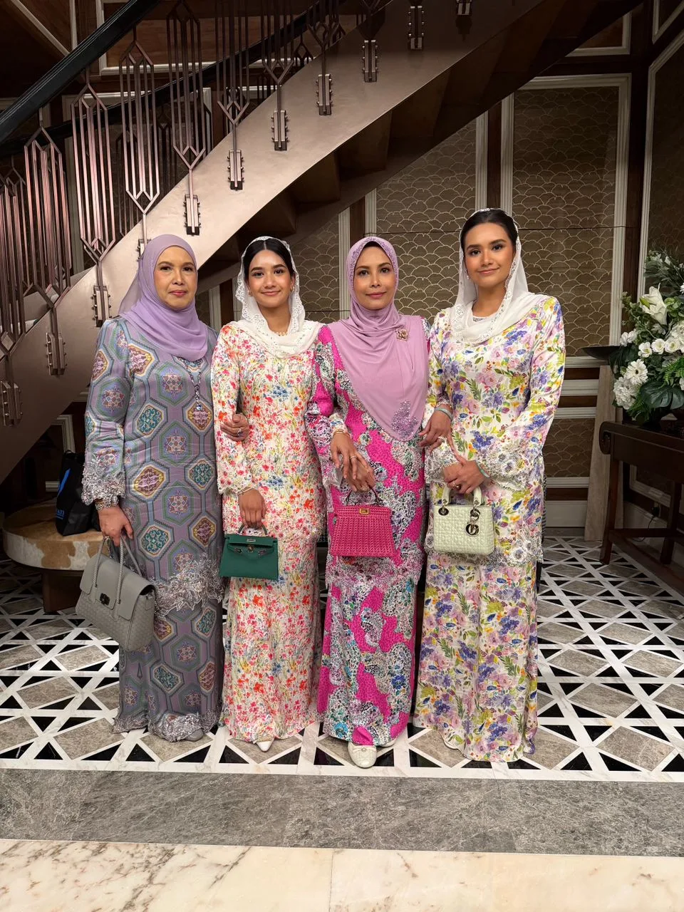 Pesona Diraja Sultanah Terengganu & Anakanda Puteri Dalam Kurung Sutera Itali Penuh Elegan