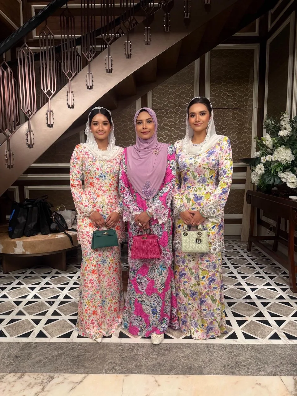 Pesona Diraja Sultanah Terengganu & Anakanda Puteri Dalam Kurung Sutera Itali Penuh Elegan