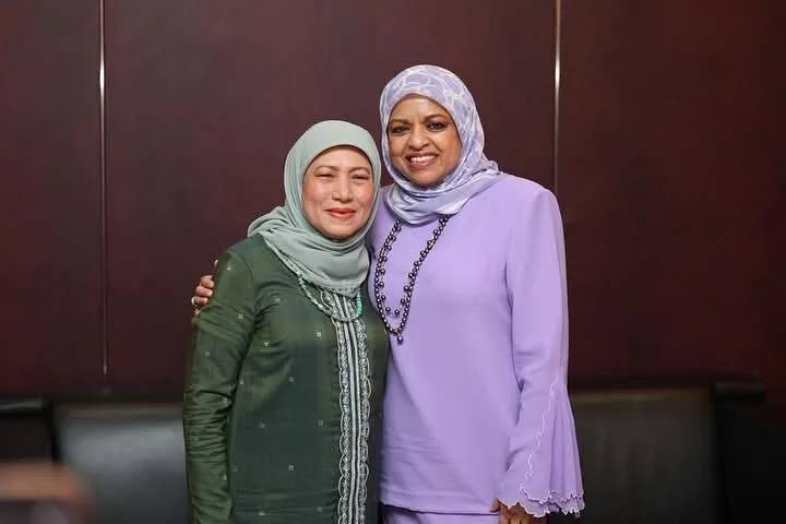 Penampilan 'Menyala', Tan Sri Shahrizat Abdul Jalil Kekal Relevan & Tokoh Wanita Menyenangkan! 13 Penampilan ‘Menyala’, Tan Sri Shahrizat Abdul Jalil Kekal Relevan & Tokoh Wanita Menyenangkan!