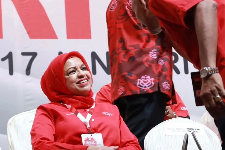 Penampilan 'Menyala', Tan Sri Shahrizat Abdul Jalil Kekal Relevan & Tokoh Wanita Menyenangkan! 12 Penampilan ‘Menyala’, Tan Sri Shahrizat Abdul Jalil Kekal Relevan & Tokoh Wanita Menyenangkan!