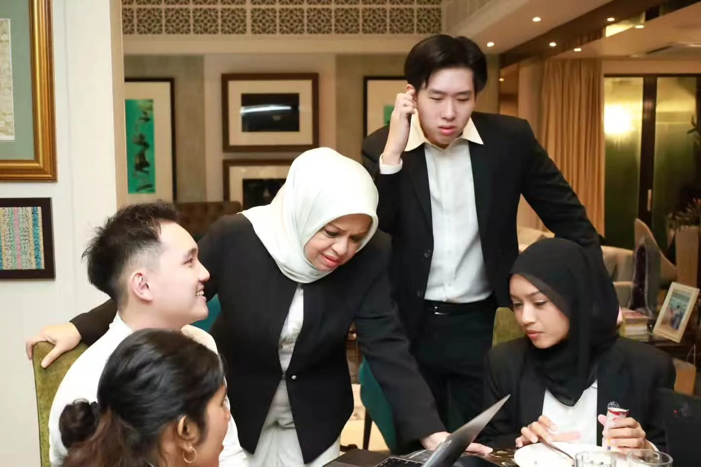 Penampilan 'Menyala', Tan Sri Shahrizat Abdul Jalil Kekal Relevan & Tokoh Wanita Menyenangkan! 14 Penampilan ‘Menyala’, Tan Sri Shahrizat Abdul Jalil Kekal Relevan & Tokoh Wanita Menyenangkan!