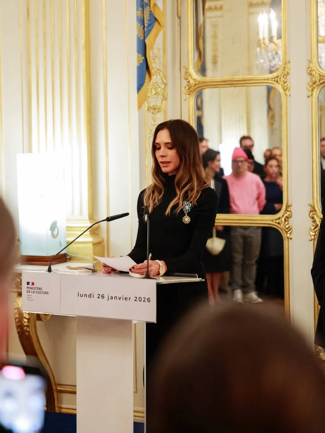 Victoria Beckham Terima Penghargaan The Knight of the Order of Arts & Letters Dari Perancis