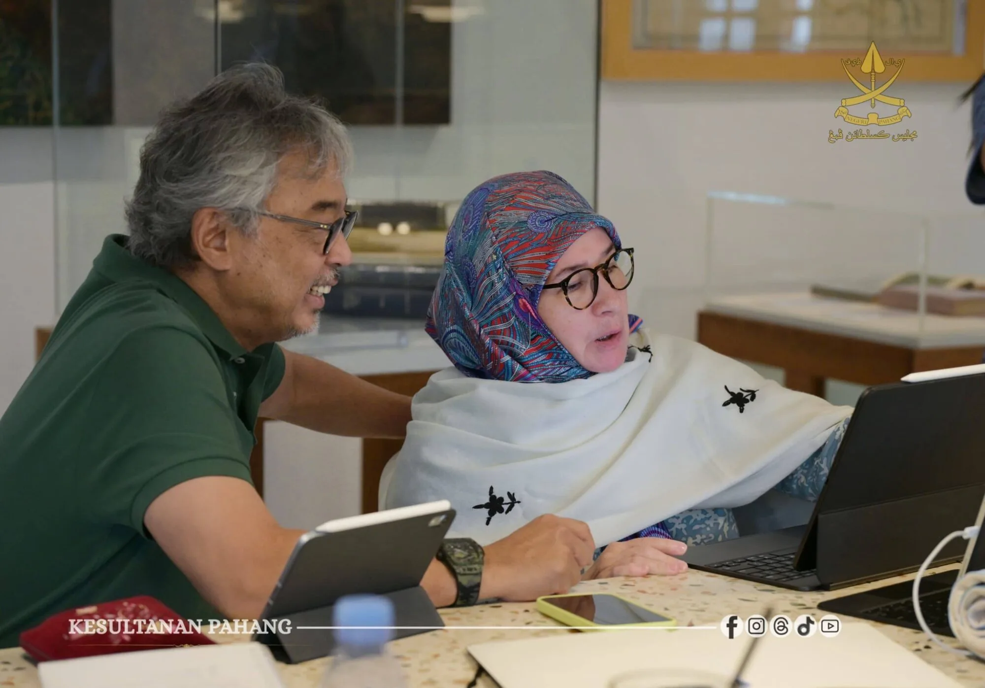 Sambung Belajar Usia 64 Tahun, Momen Sweet Sultan Pahang Temani Tengku Ampuan Pahang Siapkan Tesis Titip Inspirasi