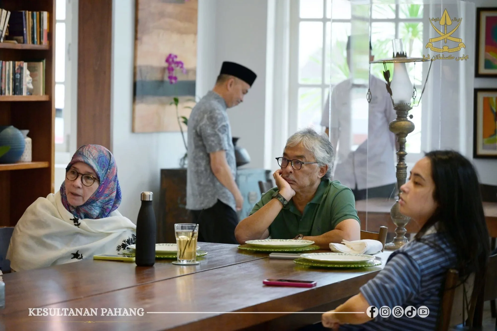 Sambung Belajar Usia 64 Tahun, Momen Sweet Sultan Pahang Temani Tengku Ampuan Pahang Siapkan Tesis Titip Inspirasi