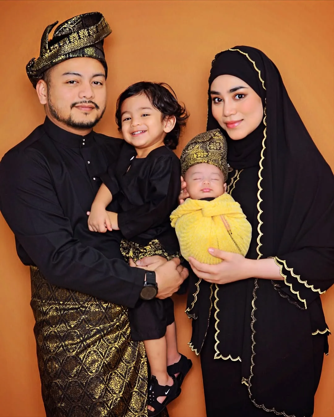“King Number 3 Has Arrived,” Uyaina Arshad Timang Anak Lelaki! Foto ‘Slay’ Lepas Bersalin Curi Tumpuan