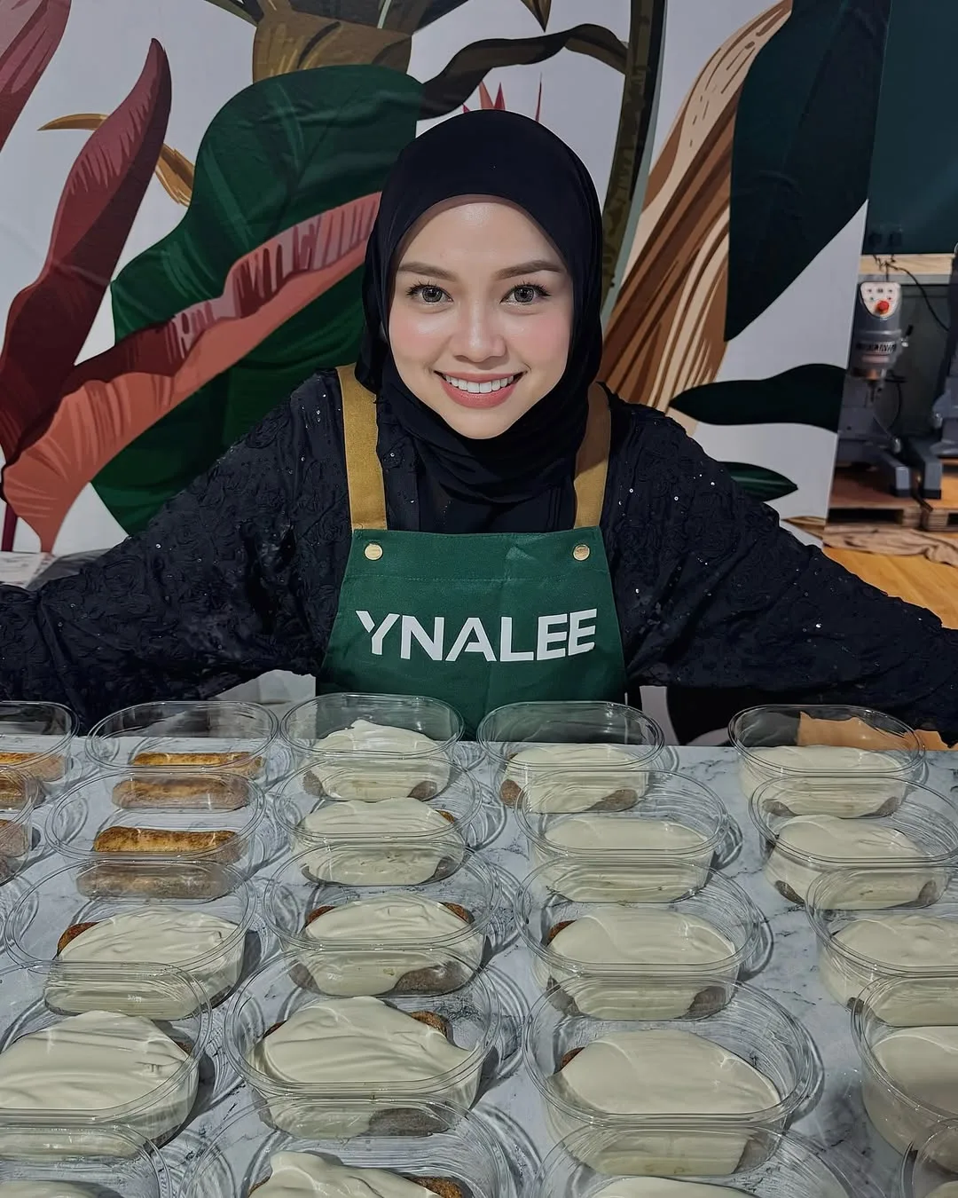 Hamil Anak Ke-4, Usahawan YNALEE ‘All Out’ Raya Ini Ligat Siapkan Koleksi Lebaran & Biskut Raya!