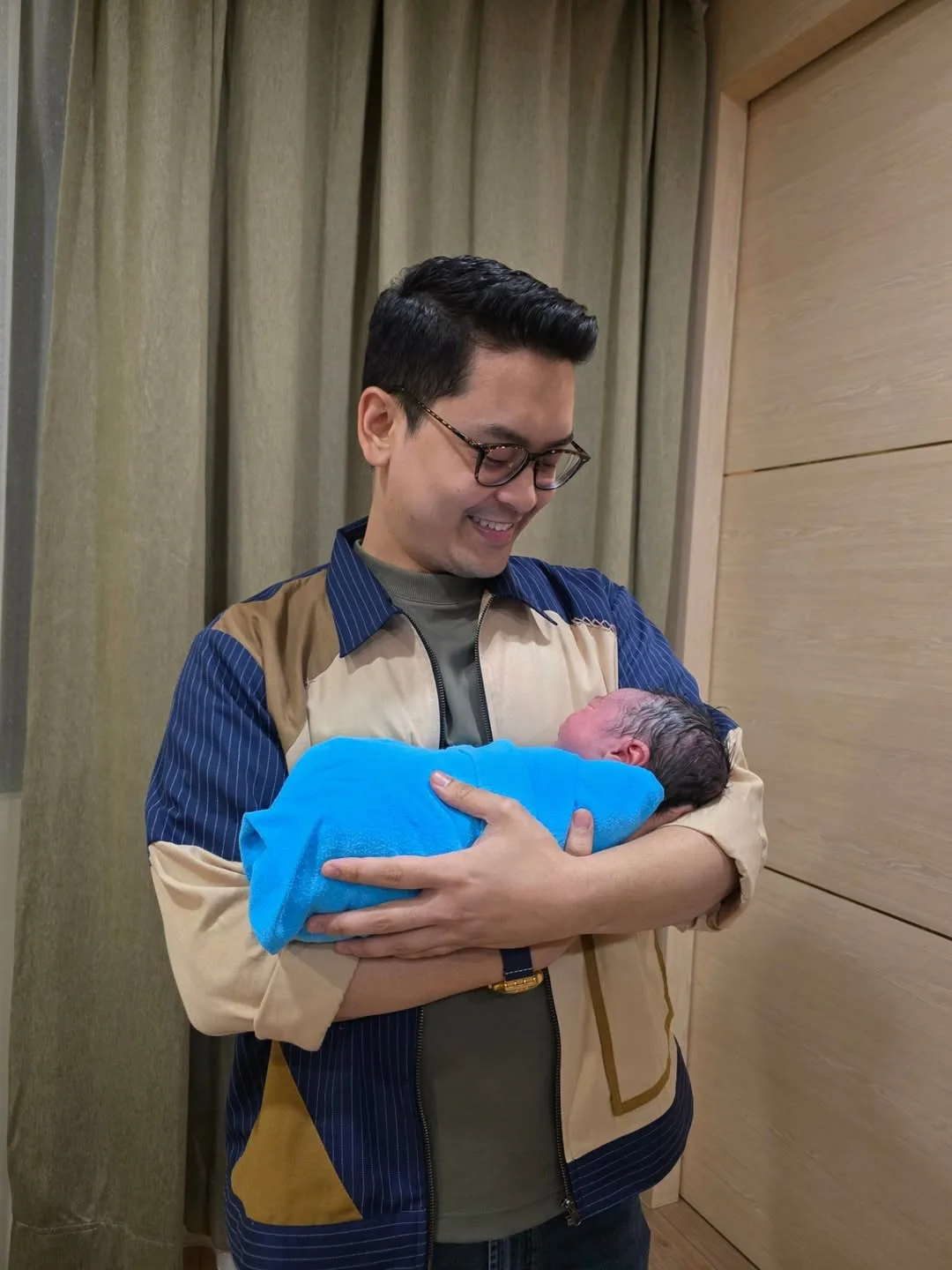 Dilantik Menteri Belia & Sukan, Dr Taufiq Johari Bahagia Di Sisi Dr Fathiya & Timang Cahaya Mata Sulung Tahun Lalu!