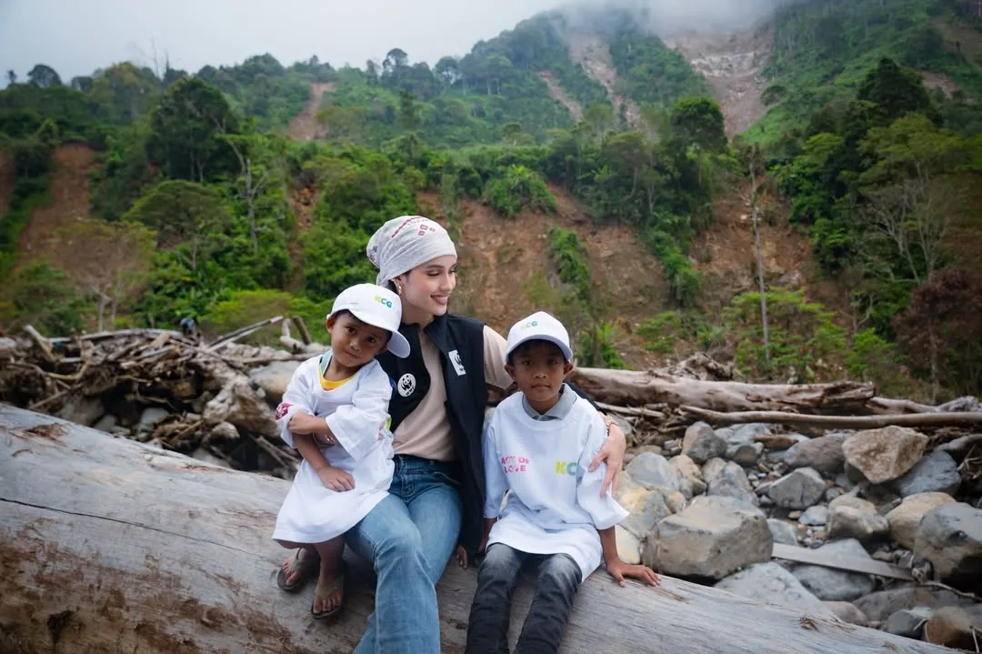 Luna Maya & Cinta Laura Santuni Mangsa Banjir Aceh, Keprihatinan Jadi Inspirasi 9 Luna Maya & Cinta Laura Santuni Mangsa Banjir Aceh, Keprihatinan Jadi Inspirasi