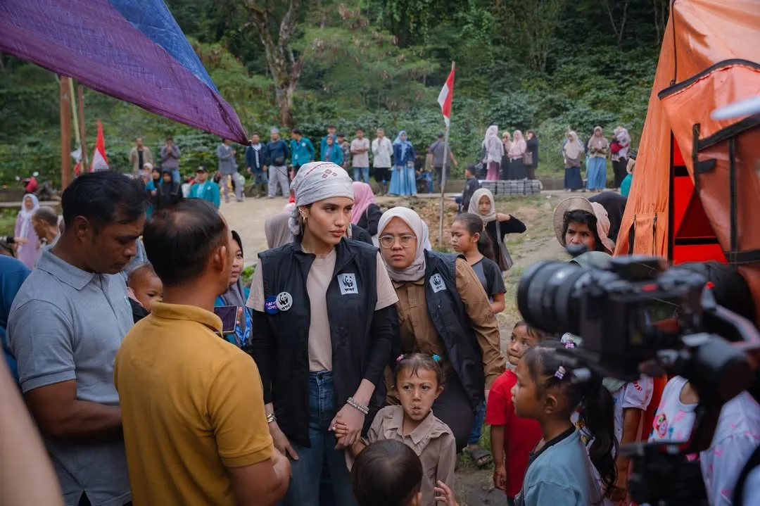 Luna Maya & Cinta Laura Santuni Mangsa Banjir Aceh, Keprihatinan Jadi Inspirasi 8 Luna Maya & Cinta Laura Santuni Mangsa Banjir Aceh, Keprihatinan Jadi Inspirasi