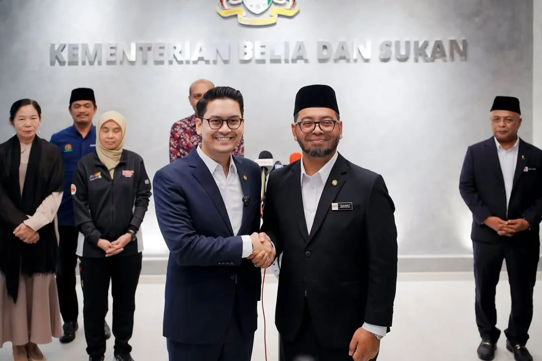 Dilantik Menteri Belia & Sukan, Dr Taufiq Johari Bahagia Di Sisi Dr Fathiya & Timang Cahaya Mata Sulung Tahun Lalu!