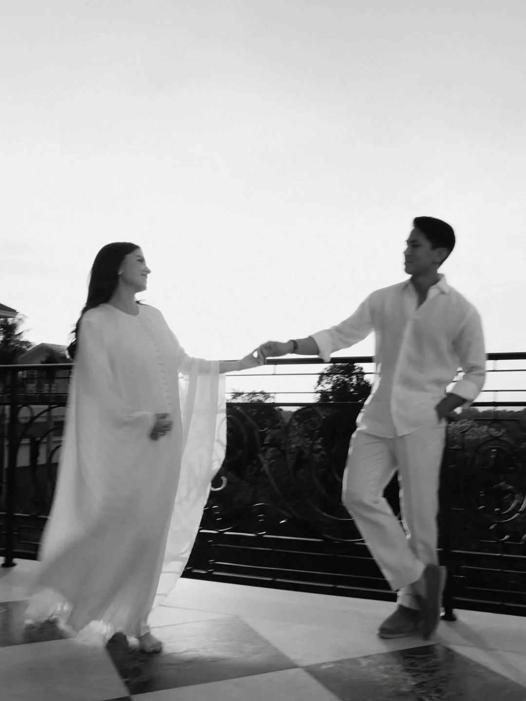 Potret Bahagia Pasangan Diraja Brunei, Putera Mateen Dedah Wajah Zahra Mariam Bolkiah Di Sisi Isteri Tercinta!