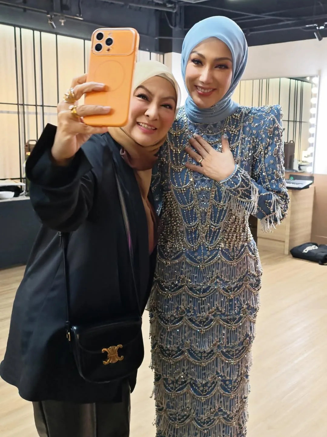 Macam Tak Menua! Ramping Persis Ratu Cantik & Berseri Sejak Kahwin, Erra Fazira Genap Usia 52