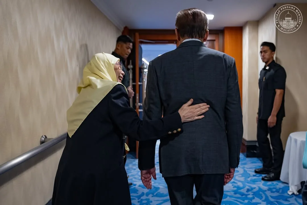 Kesetiaan Anwar Ibrahim & Wan Azizah, 46 Tahun Cinta Hebat Yang Menginspirasi Malaysia! 8 Kesetiaan Anwar Ibrahim & Wan Azizah, 46 Tahun Cinta Hebat Yang Menginspirasi Malaysia!