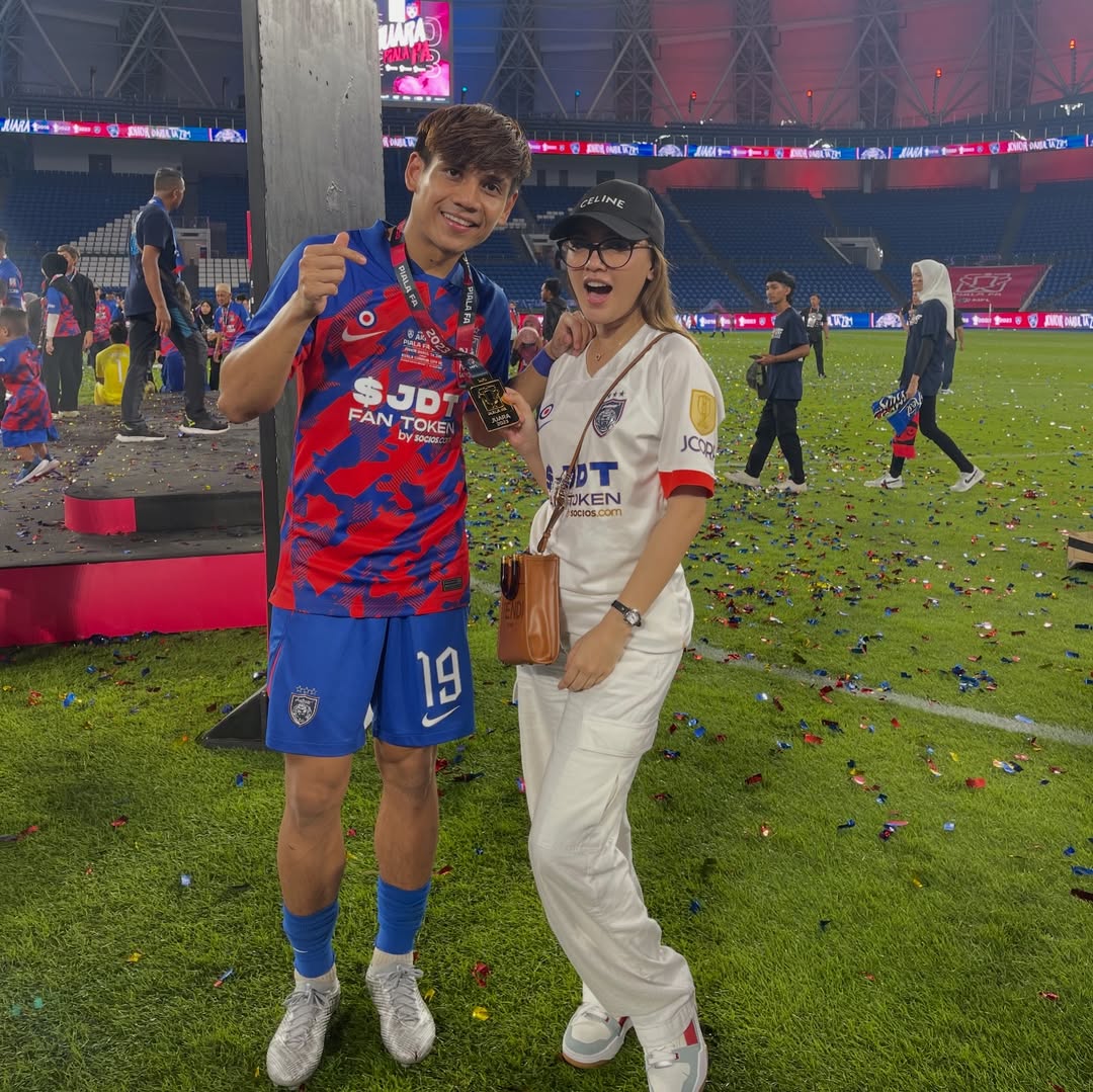 Foto Masa Kecil Raih Tumpuan, Eyka Farhana Genap Usia 31 & Bahagia Jadi Isteri Pemain Bola Sepak!