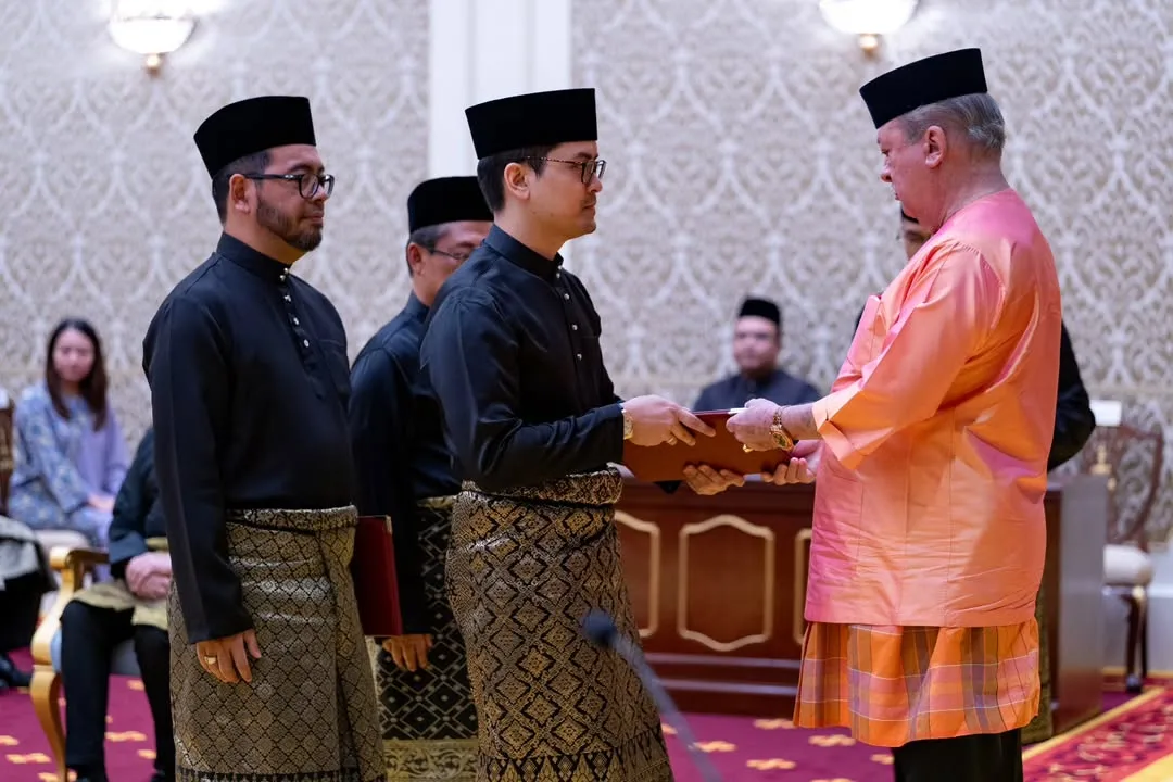 Dilantik Menteri Belia & Sukan, Dr Taufiq Johari Bahagia Di Sisi Dr Fathiya & Timang Cahaya Mata Sulung Tahun Lalu!