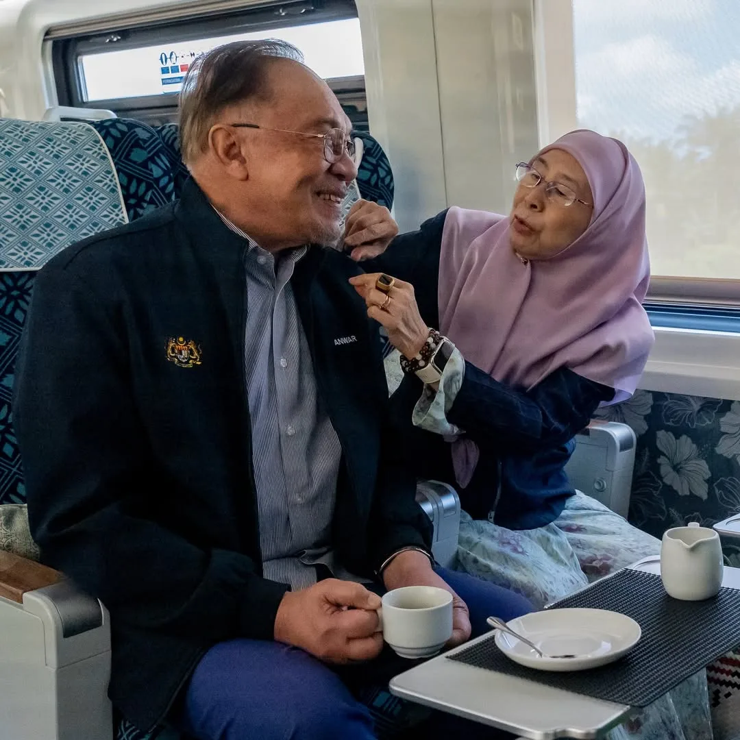 Kesetiaan Anwar Ibrahim & Wan Azizah, 46 Tahun Cinta Hebat Yang Menginspirasi Malaysia! 9 Kesetiaan Anwar Ibrahim & Wan Azizah, 46 Tahun Cinta Hebat Yang Menginspirasi Malaysia!