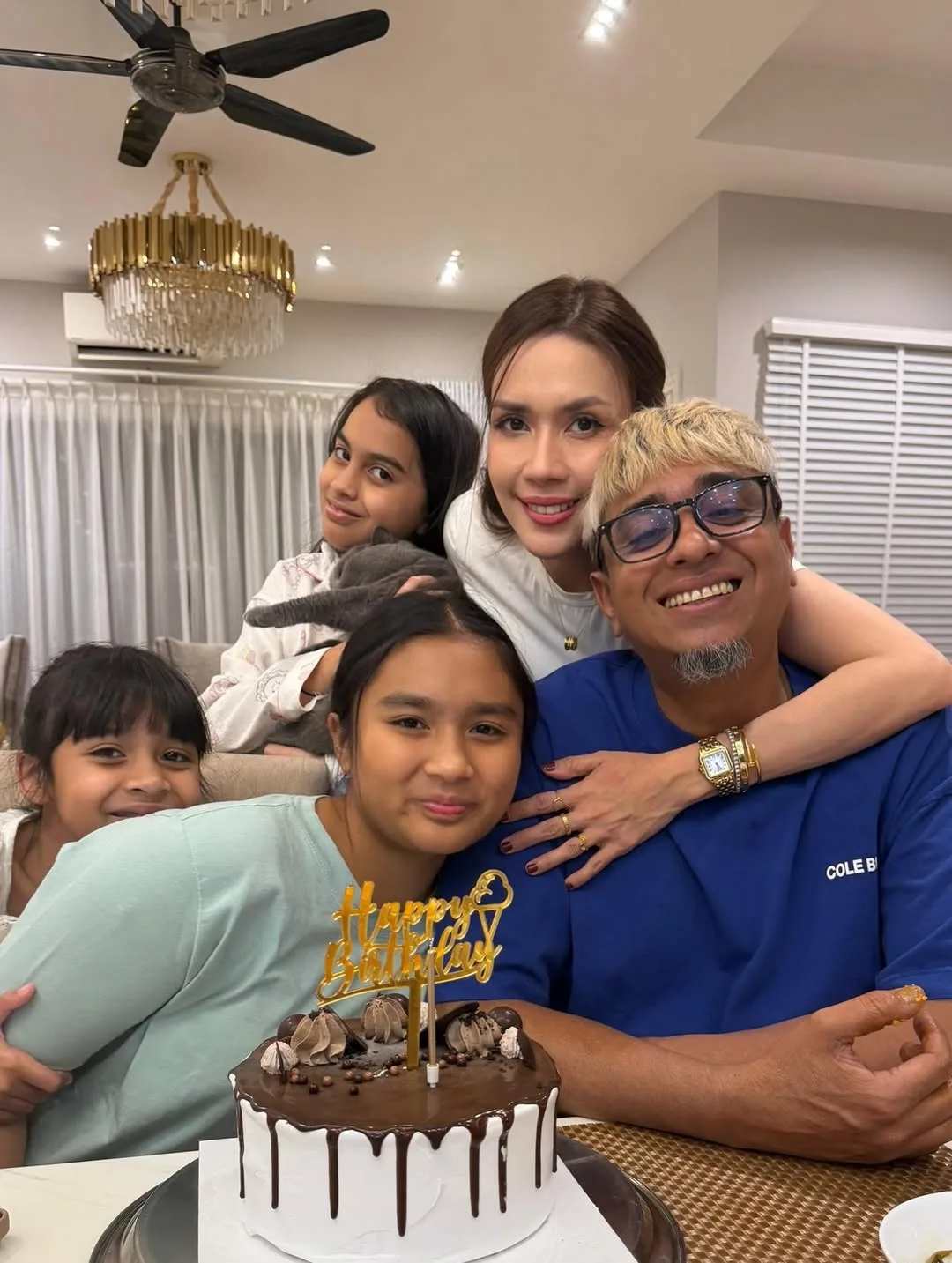 Pak Azad Cecah 50 Tahun, Jam Cartier Hadiah Penuh Makna Daripada Eira Syazira