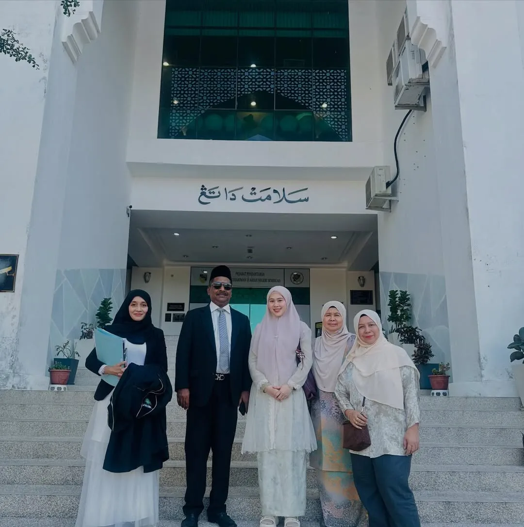 Kasih Seorang Ibu! Dr Zailah Setia Temani Dr Fie Tawfek Di Mahkamah, “Tanda Ibu Ada Di Kala Sukar”