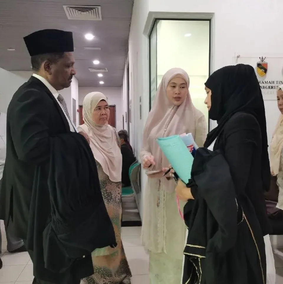 Kasih Seorang Ibu! Dr Zailah Setia Temani Dr Fie Tawfek Di Mahkamah, “Tanda Ibu Ada Di Kala Sukar”