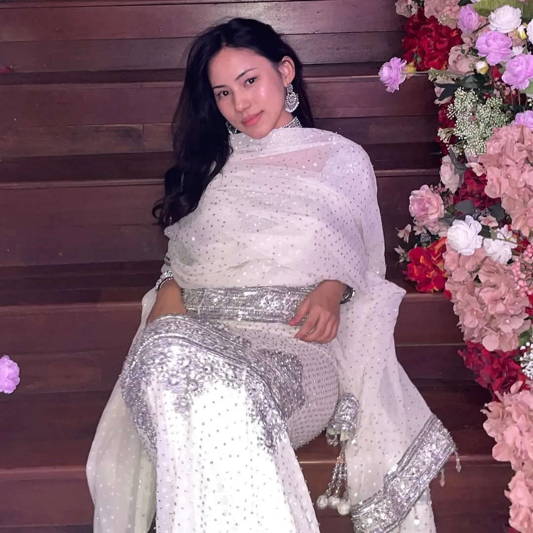 Berusia 25 Tahun & Graduan Perakaunan, Azeva Natassha Ikut Jejak Langkah Ibu Bapa Dalam Dunia Seni!