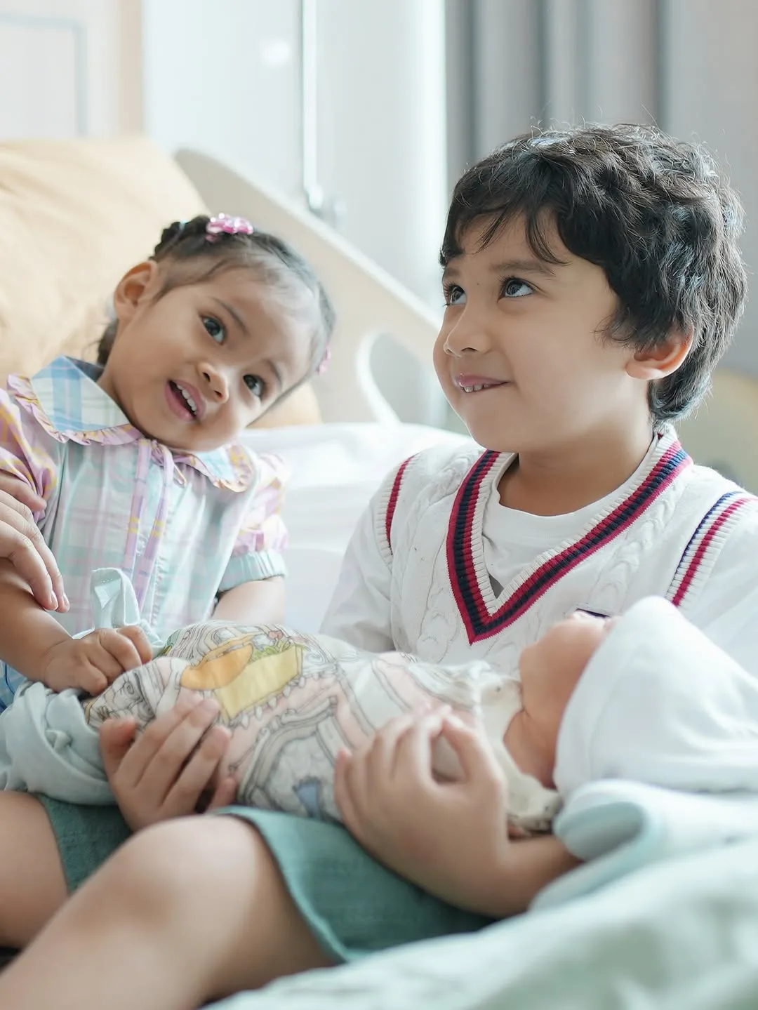 Buat Rawatan IVF Untuk Hamil, Zaskia Sungkar & Irwansyah Syukur Timang Anak Lelaki Kedua, “Semoga Jadi Anak Soleh”