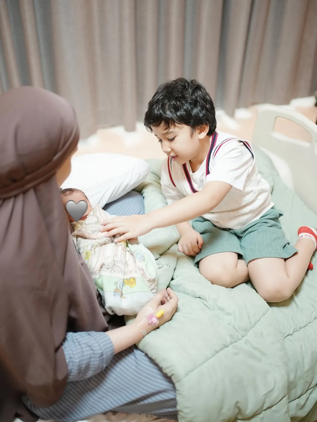 Buat Rawatan IVF Untuk Hamil, Zaskia Sungkar & Irwansyah Syukur Timang Anak Lelaki Kedua, “Semoga Jadi Anak Soleh”